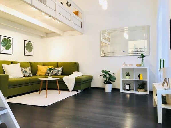 Apartment (Split Level) | Wohnbereich | Flachbildfernseher