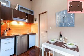 Grand réfrigérateur, micro-ondes, four, plaque de cuisson