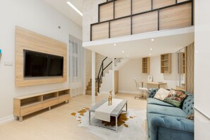 อพาร์ทเมนท์ (Split Level) | บริเวณนั่งเล่น | ทีวีจอแบน