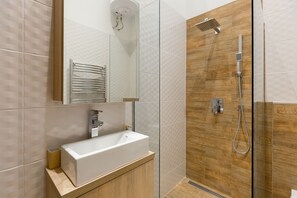 Apartment (Split Level) | Badezimmer | Dusche, Haartrockner, Handtücher