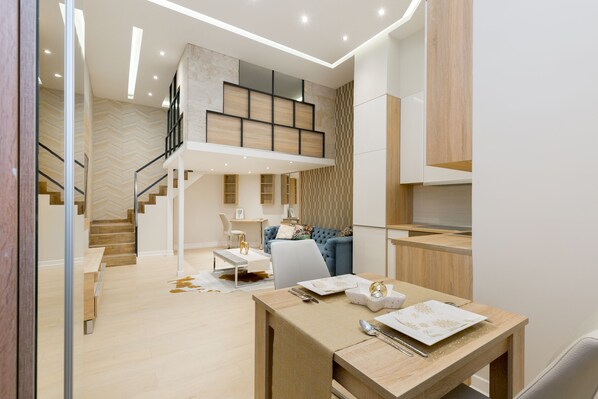 อพาร์ทเมนท์ (Split Level) | บริเวณนั่งเล่น | ทีวีจอแบน