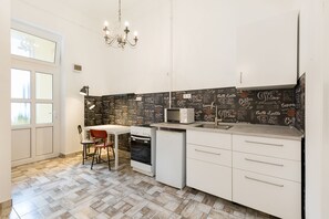 Apartment | Private kitchen | Full-size fridge, microwave, oven, stovetop - Apartment Cafe (Budapest)
