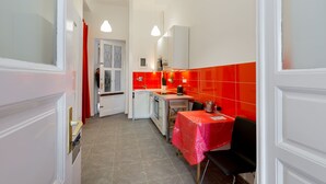 Refrigerador con freezer, microondas, horno, placa de cocina