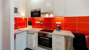 Refrigerador con freezer, microondas, horno, placa de cocina