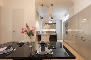 Apartamento superluxo | Cozinha privada | Geladeira grande, micro-ondas, fogão, cooktop