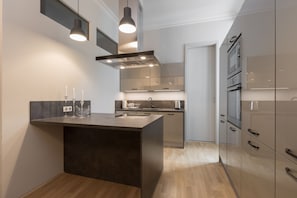 Departamento de lujo | Cocina privada | Refrigerador con congelador, microondas, horno y parrilla de estufa 