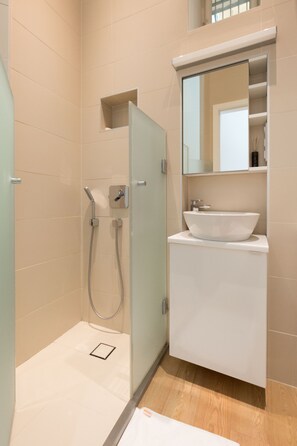 Apartment | Bathroom | Shower, hair dryer, towels