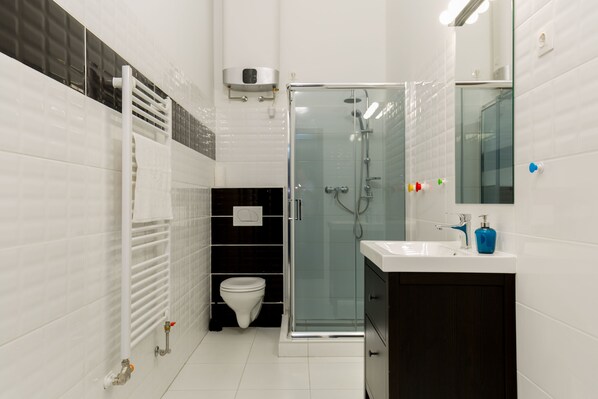 Apartment (Split Level) | Bathroom