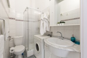 Apartment | Bathroom | Shower, hair dryer, towels - Metro Central Apartment (Budapest)