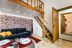 Apartment (Split Level) | Wohnbereich | Flachbildfernseher