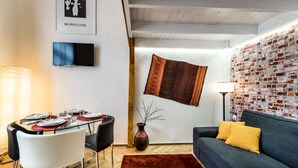 Apartment (Split Level) | In-room dining
