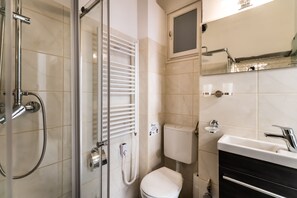 Apartamento (Split Level) | Baño | Ducha, secador de pelo y toallas