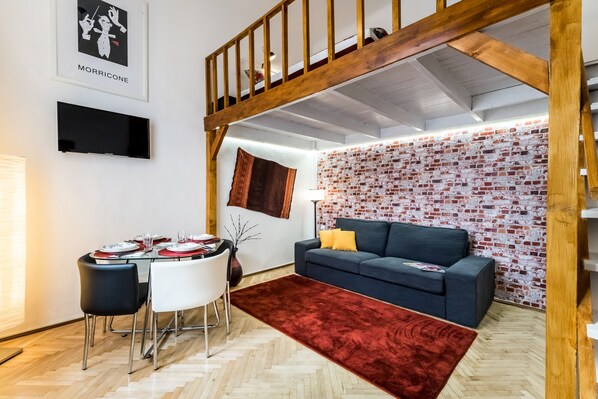 Apartamento (Split Level) | Zona de estar | Una televisión de pantalla plana
