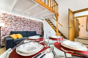 Apartment (Split Level) | Essbereich im Zimmer