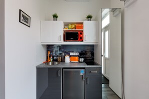 Studio Apartment | Private kitchenette | Full-size fridge, microwave, stovetop, cookware/dishes/utensils - Downtown Studio Apartment (Budapest)