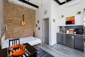 Studio Apartment | Coin cuisine privé | Grand réfrigérateur, micro-ondes, plaque de cuisson