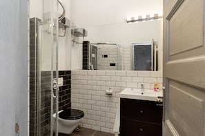 Studio Apartment | Salle de bain | Douche, sèche-cheveux, serviettes fournies