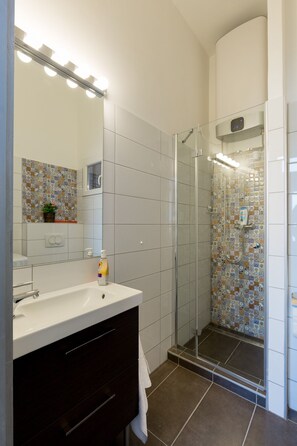 Luxury Apartment | Bathroom | Shower, hair dryer, towels - Luxury Downtown Apartment (Budapest)