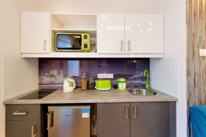 Luxury Apartment | Private kitchen | Full-size fridge, microwave, stovetop, coffee/tea maker - Luxury Downtown Apartment (Budapest)