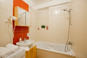 Apartment | Bathroom | Bathtub, hair dryer, towels - Apartment Diamond in Gozsdu Court (Budapest)
