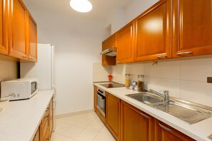 Apartment | Private kitchen | Full-size fridge, microwave, oven, stovetop - Apartment Diamond in Gozsdu Court (Budapest)