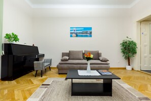 Apartment | Wohnbereich | Flachbildfernseher