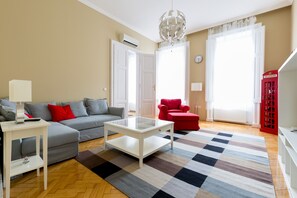 Apartment | Living area | Flat-screen TV - Apartment Kiraly (Budapest)