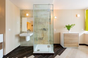 Apartment | Bathroom sink
