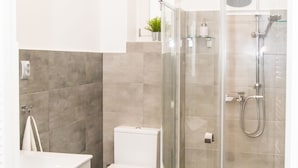 Ducha, secador de pelo, toallas