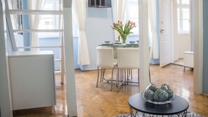 Lejlighed (Split Level) | Opholdsområde | Fladskærms-tv