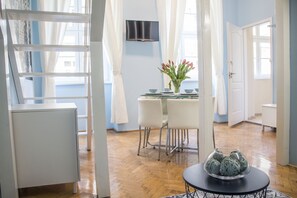 Leilighet (Split Level) | Oppholdsområde | Flatskjerm-TV