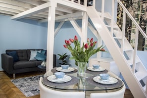 Apartamento (Split Level) | Área de estar | TV de tela plana