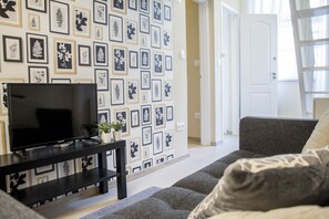 Apartment (Split Level) | Wohnbereich | Flachbildfernseher