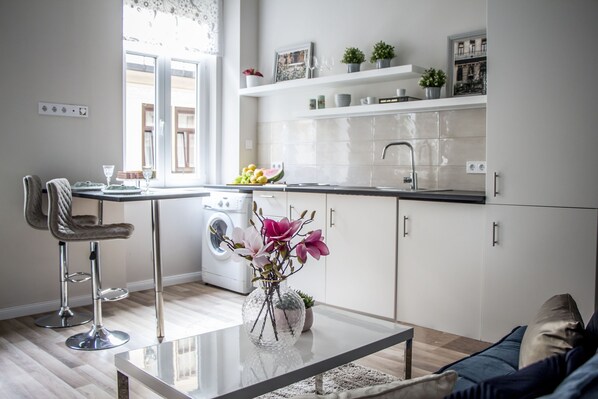 Apartment (Split Level) | Eigene Kochnische | Großer Kühlschrank, Herdplatte, Kochgeschirr/Geschirr/Besteck