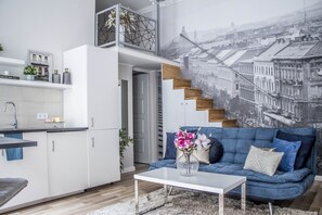 Apartment (Split Level) | Eigene Kochnische | Großer Kühlschrank, Herdplatte, Kochgeschirr/Geschirr/Besteck