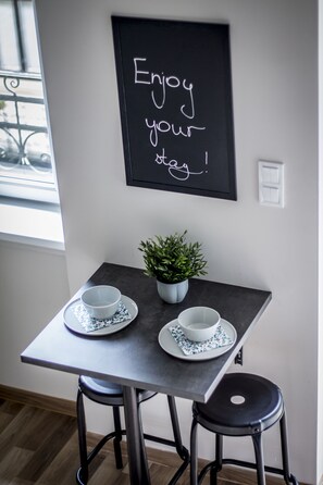 Apartamento (Split Level) | Servicio de comidas en la habitación