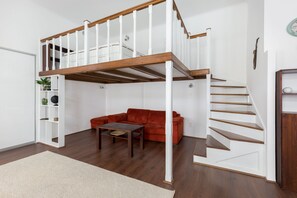 Lejlighed (Split Level) | Opholdsområde | Fladskærms-tv