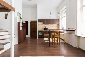 Appartamento (Split Level) | Cucina privata | Frigorifero con congelatore, microonde, forno, piano cottura