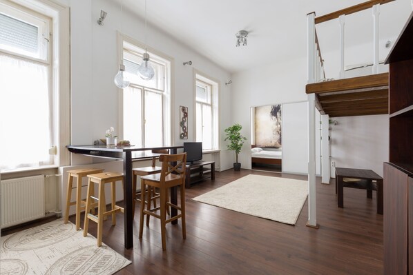 Lejlighed (Split Level) | Spisning på værelset