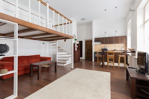 Lejlighed (Split Level) | Privat køkken | Køleskab/fryser i fuld størrelse, mikrobølgeovn, ovn, kogeplade