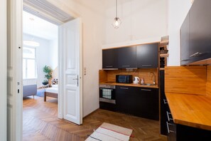 Apartamento | Cocina privada | Frigorífico grande, microondas, horno y placa de cocina