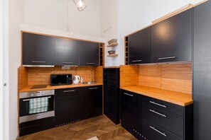 Apartamento | Cozinha privada | Geladeira grande, micro-ondas, fogão, cooktop