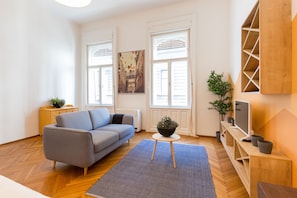Apartment | Wohnbereich | Fernseher
