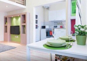 Lemari es besar, microwave, oven, dan kompor