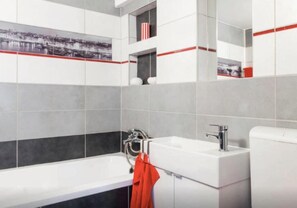 Bathtub, hair dryer, towels - Studio Modern (Budapest)