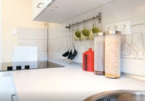 Studio (Split Level) | Dapur pribadi | Lemari es besar, microwave, oven, dan kompor