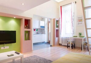 Studio (Split Level) | Wohnbereich | Flachbildfernseher