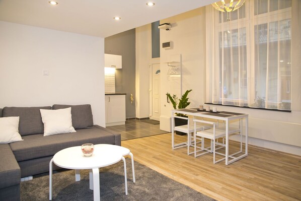 Apartamento (Split Level) | Área de estar | TV de tela plana