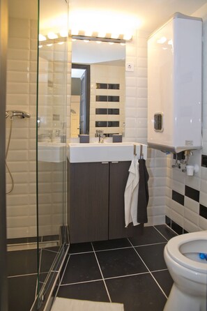 Apartamento (Split Level) | Banheiro | Chuveiro, secador de cabelo, toalhas de banho 