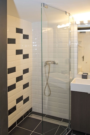 Apartment (Split Level) | Bathroom shower
